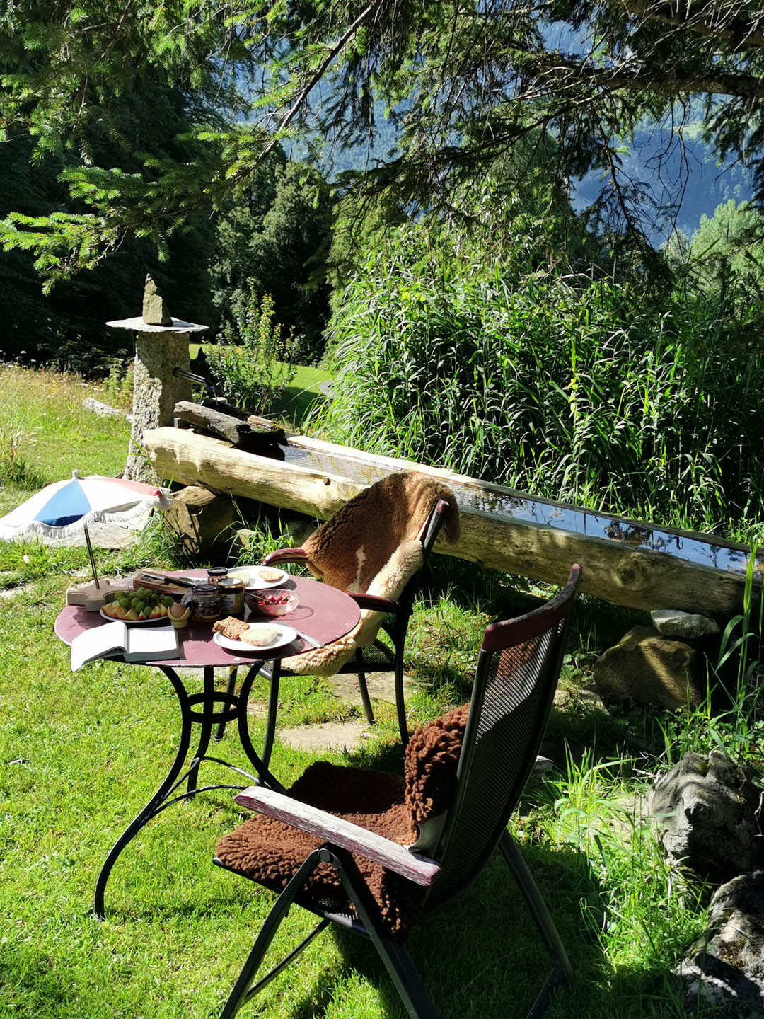 Garten mit Sitzplatz und Feuerstelle