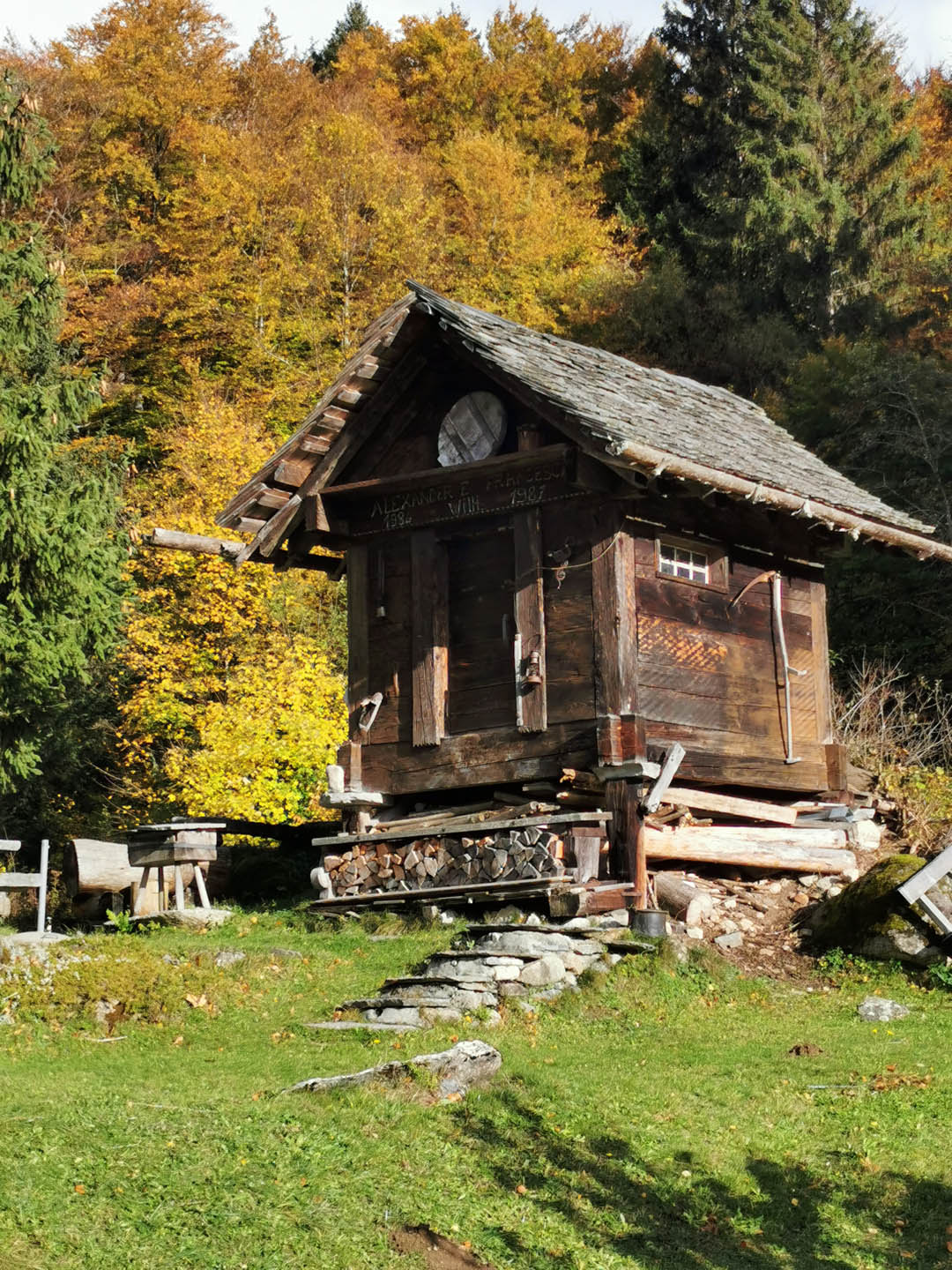 Herbstliche Aussenansicht des Hauses